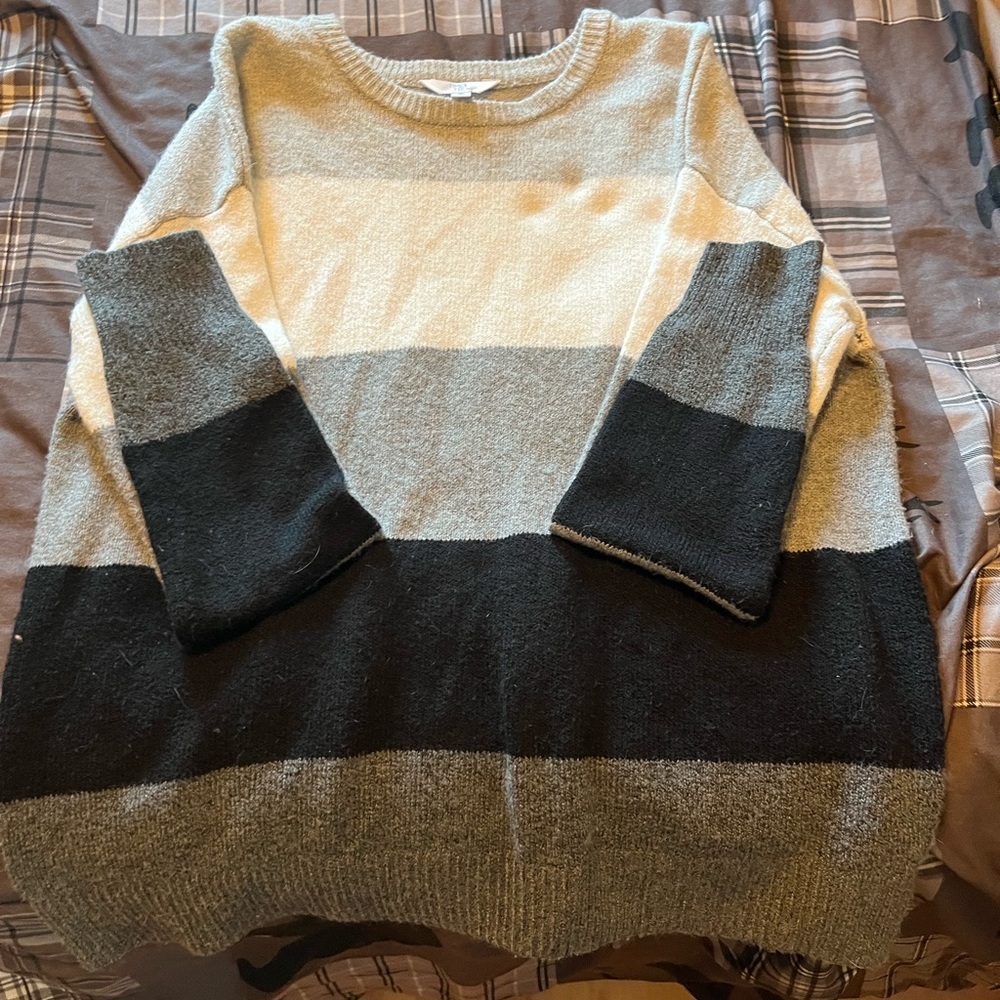 Time and Tru Black, White, and Grey Sweater Size XL